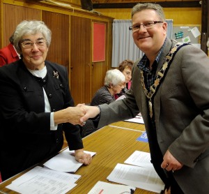 Cheshams Bürgermeister Mark Shaw gratuliert der neu gewählten Vorsitzenden Tina Pearce (Foto: Chesham Twinning Ass.)