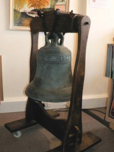 Im Jahr 1748 wurde die Glocke der Cheshamer Stadthalle gegossen. Jetzt wartet sie im Museum darauf, wieder aufgehängt zu werden (Foto: Chesham Society)