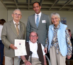 Bürgermeister Erwin Stürzlinger aus Bad Wimsbach-Neydharting (hinten) überreichte Alfred Namyslo (links) die Verdienstmedaille der Marktgemeinde in Gold. Mit dabei Margit Namyslo (rechts) und Herbert Wenzel (vorn, Foto: TZ)