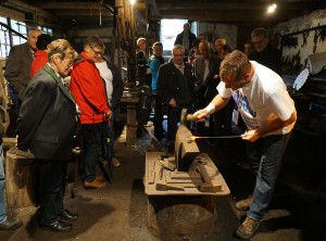 Dauerschmieden vor Zuschauern: Knud Englbrecht (rechts), Kustos der Wimsbacher Hackenschmiede (Foto: Neudorfer)